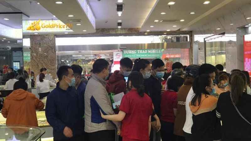 Khách hàng tấp nập mua vàng tại Sinh Diễn Bắc Ninh
