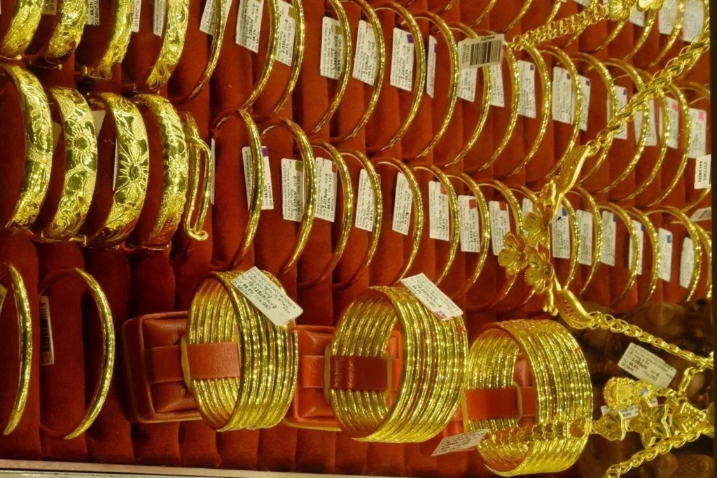 Giá vàng hôm nay 11/2 trong nước giữ ổn định ở vùng cao khi vàng SJC và vàng nhẫn đồng loạt đi ngang