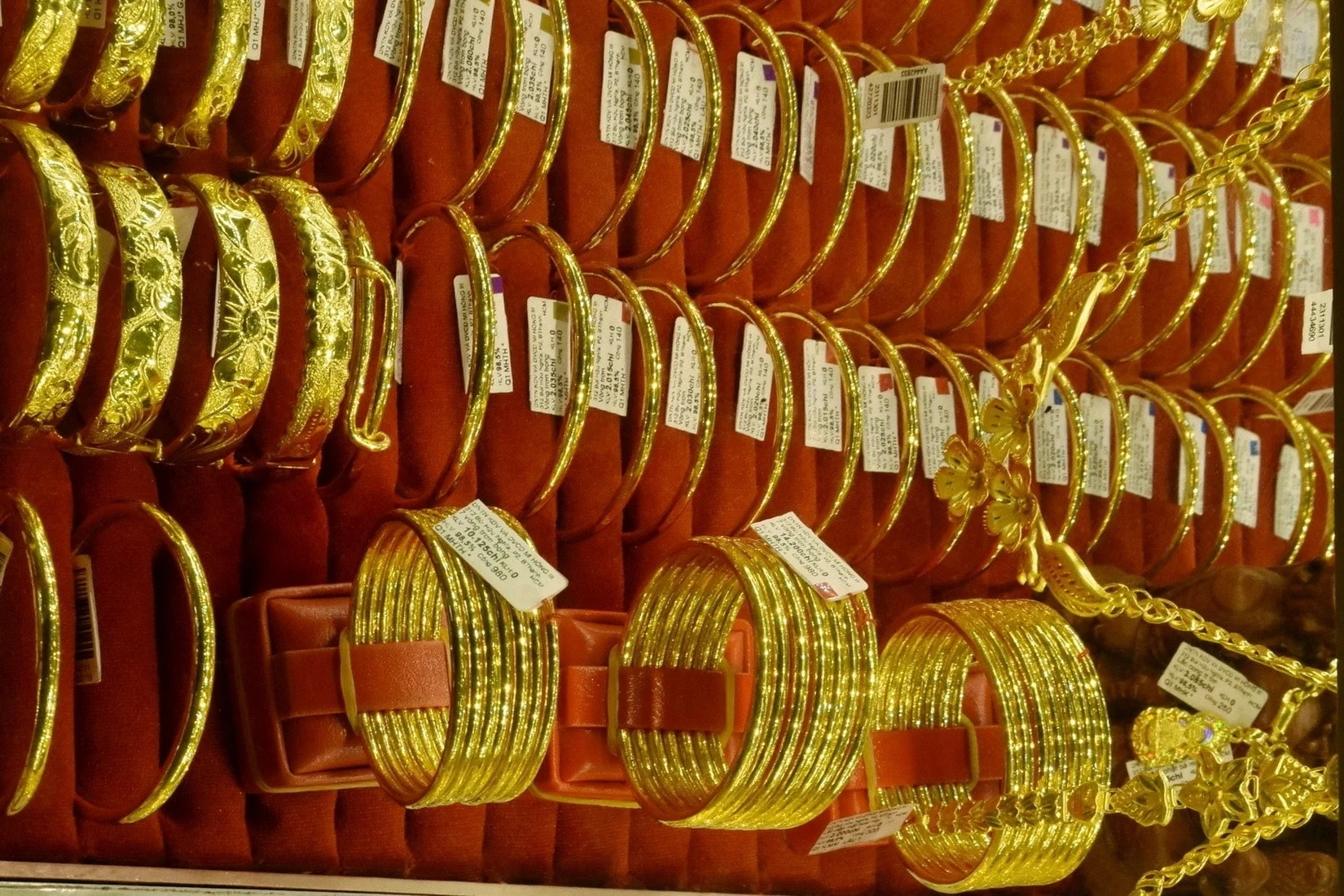 Giá vàng hôm nay 11/2 trong nước giữ ổn định ở vùng cao khi vàng SJC và vàng nhẫn đồng loạt đi ngang