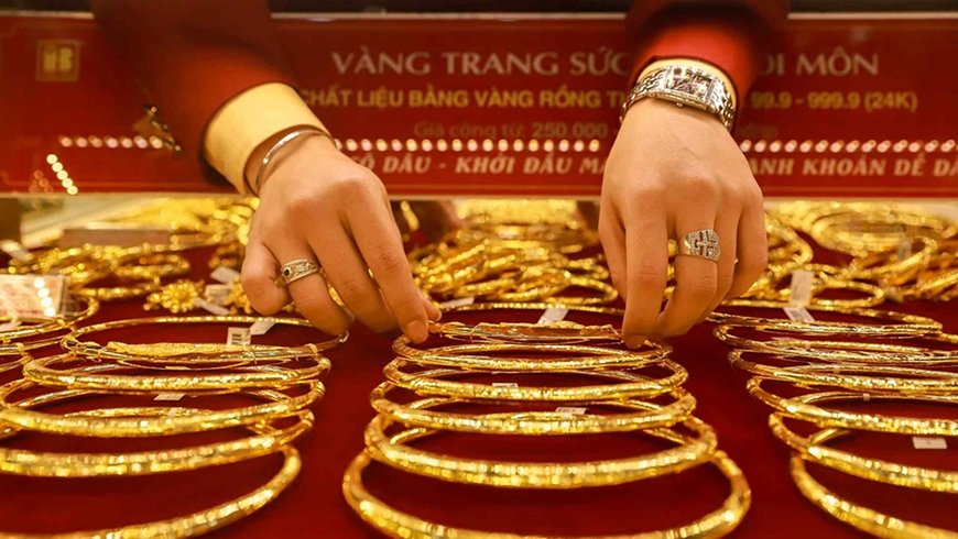 Tìm hiểu sự khác biệt giữa giá vàng hôm nay và hôm qua, các yếu tố tác động và cách phân tích biến động giá vàng hàng ngày để đưa ra quyết định đầu tư thông minh.