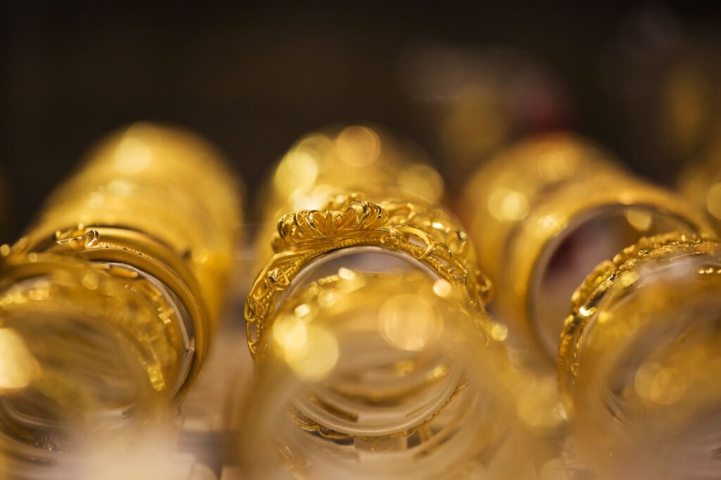 Vàng có thực sự là kênh đầu tư an toàn nhất trong mọi điều kiện thị trường? Khám phá phân tích chuyên sâu của Goldpriceth về ưu nhược điểm của vàng và chiến lược đầu tư hiệu quả.