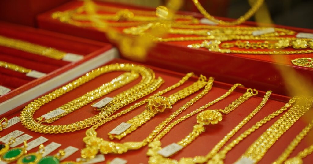 Vàng có bị mất giá không? Tìm hiểu câu trả lời chi tiết về biến động giá vàng ngắn hạn và khả năng bảo toàn giá trị dài hạn, cùng các yếu tố ảnh hưởng đến giá vàng và lời khuyên đầu tư hiệu quả.