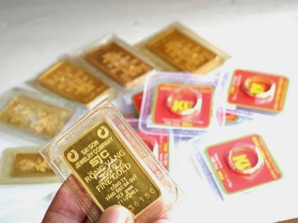 Phân tích chuyên sâu về ưu nhược điểm của việc mua vàng và gửi ngân hàng. Tìm hiểu lựa chọn nào phù hợp nhất với mục tiêu tài chính, mức độ chấp nhận rủi ro và tình hình kinh tế của bạn.