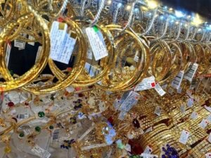 Khám phá các phương pháp phân biệt vàng thật và giả bằng mắt thường đơn giản, hiệu quả tại nhà. Hướng dẫn chi tiết cách kiểm tra vàng thật với độ chính xác tương đối.