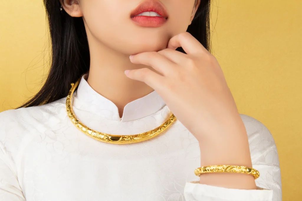 Bạn băn khoăn nên chọn vàng tích trữ hay vàng trang sức? Bài viết phân tích ưu nhược điểm của từng loại, giúp bạn đưa ra quyết định đầu tư và tiêu dùng vàng hiệu quả, phù hợp với mục tiêu tài chính.