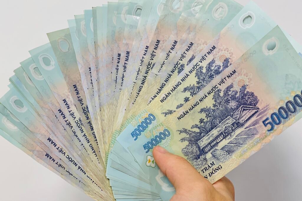 Nên đầu tư vào vàng hay gửi tiết kiệm? Bài viết so sánh chuyên sâu ưu nhược điểm của hai kênh, giúp bạn đưa ra quyết định tài chính sáng suốt phù hợp với mục tiêu và khẩu vị rủi ro của mình.