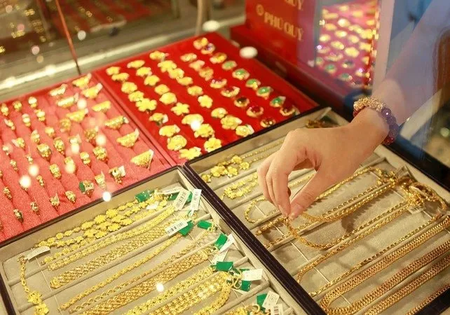 Tìm hiểu sự khác biệt cốt lõi và cách phân biệt vàng 18K và 24K một cách dễ dàng và chính xác