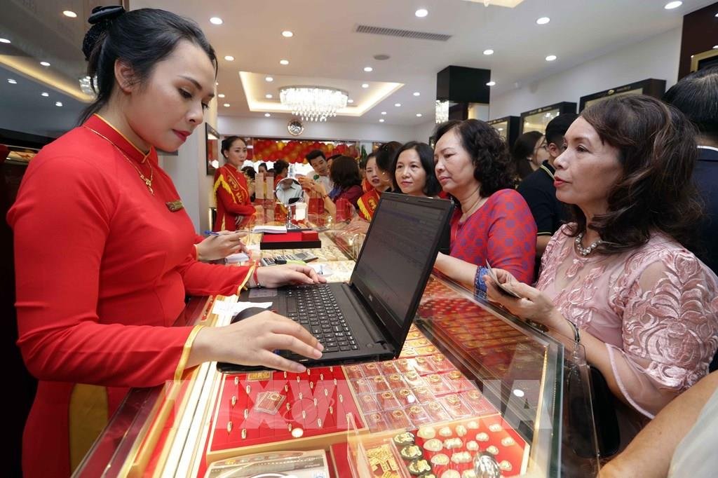 So sánh chi tiết giá vàng DOJI và SJC, phân tích các yếu tố ảnh hưởng đến sự chênh lệch. Tìm hiểu chất lượng, thanh khoản và lựa chọn đầu tư tối ưu nhất cho bạn.