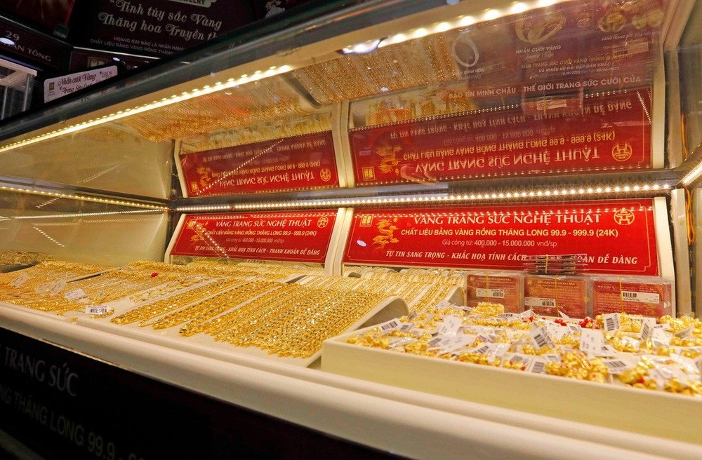 Tìm hiểu các loại vàng phổ biến nhất hiện nay như vàng 9999 (24K), vàng 18K, vàng trắng, vàng tây, vàng hồng và cách phân biệt, ứng dụng của chúng.