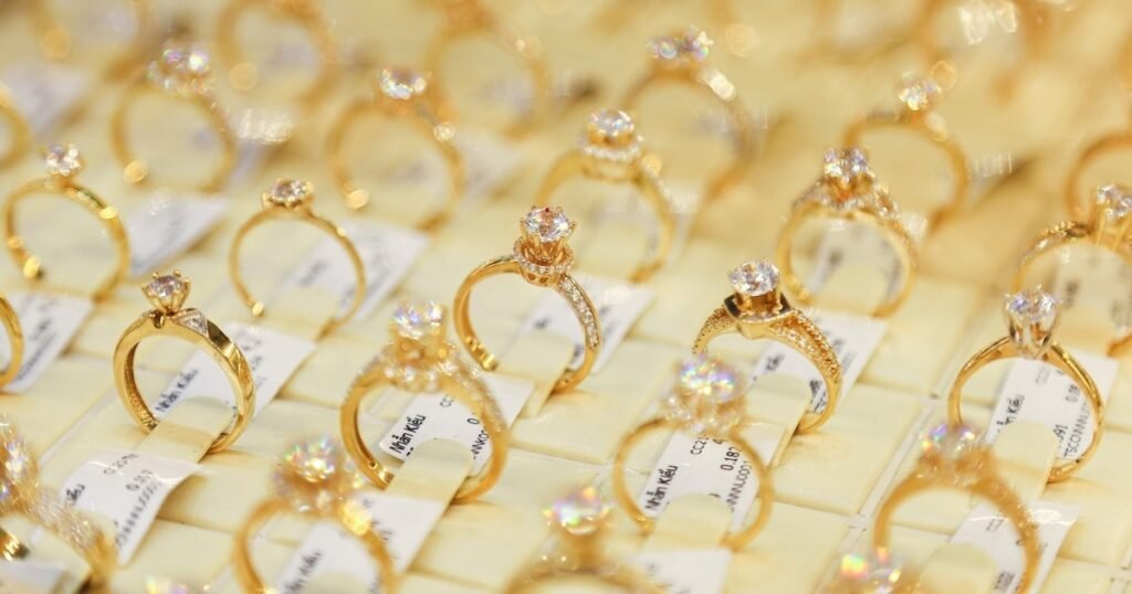 Bạn đang băn khoăn nên mua vàng nhẫn hay vàng miếng để đầu tư, tích trữ? The Goldpriceth phân tích chi tiết sự khác biệt về giá, tính thanh khoản và mục đích sử dụng để bạn chọn được loại vàng phù hợp nhất.