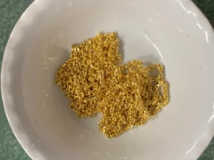 Tìm hiểu các phương pháp kiểm tra vàng tại nhà đơn giản và hiệu quả nhất để xác định độ thật giả của vàng. Hướng dẫn chi tiết từng bước, giúp bạn tự tin hơn khi giao dịch và quản lý tài sản vàng của mình.