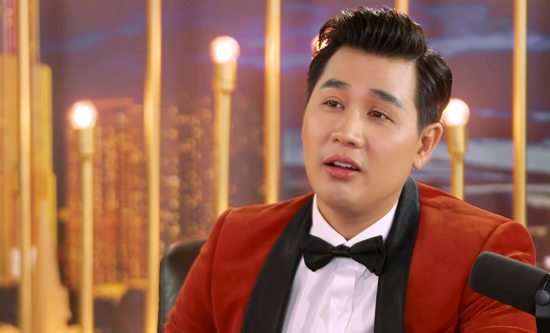 MC Nguyên Khang trên sân khấu