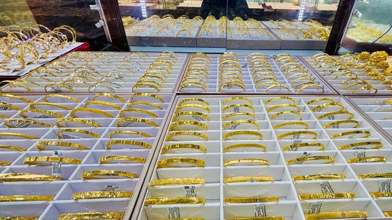 Vàng tây là gì, đặc điểm, cách phân biệt với vàng ta, và ứng dụng của các loại vàng tây phổ biến như 18K, 14K, 10K trong trang sức