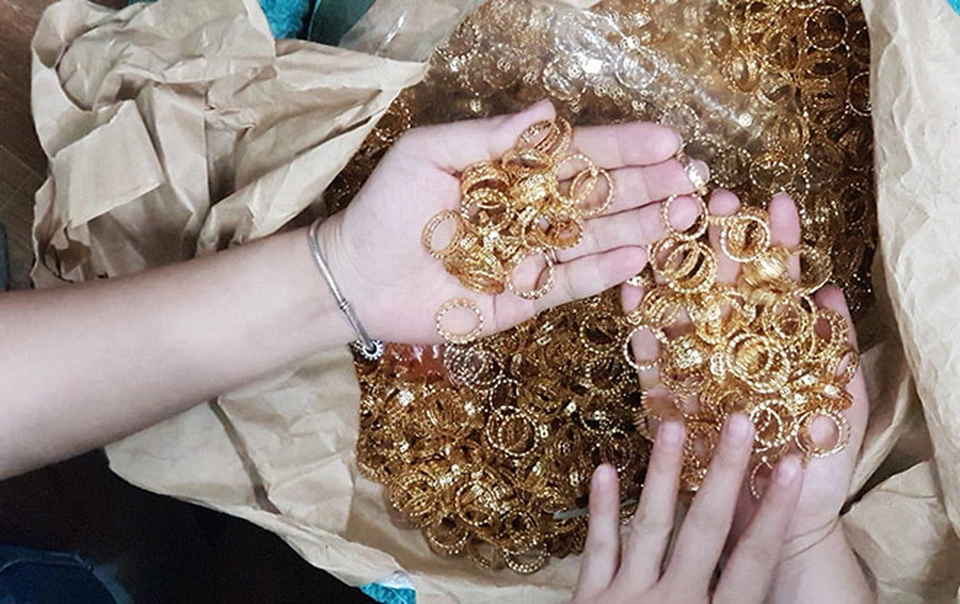 Tìm hiểu cách nhận biết vàng thật giả bằng các phương pháp đơn giản tại nhà và kỹ thuật chuyên nghiệp. Bảo vệ tài sản của bạn khỏi vàng kém chất lượng và vàng giả với hướng dẫn chi tiết từ The Goldpriceth.