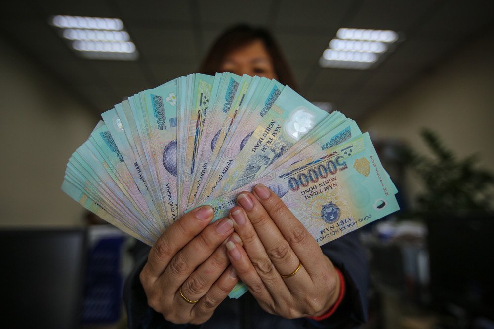 Bạn băn khoăn nên mua vàng tích trữ hay gửi tiết kiệm? Đọc ngay phân tích chuyên sâu về ưu nhược điểm, rủi ro, và yếu tố cần cân nhắc để đưa ra quyết định đầu tư hiệu quả nhất.