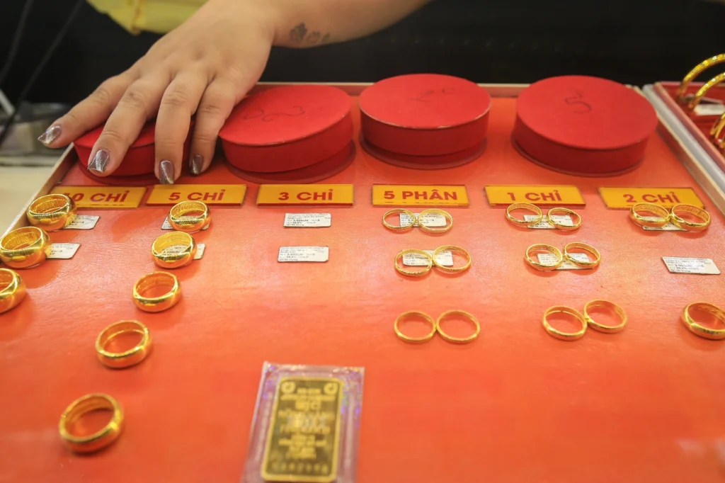 Tìm kiếm tiệm vàng uy tín tại Kon Tum? Khám phá danh sách các thương hiệu lớn, tiêu chí đánh giá và kinh nghiệm chọn mua vàng chất lượng, giá tốt, an toàn giao dịch tại Goldpriceth.