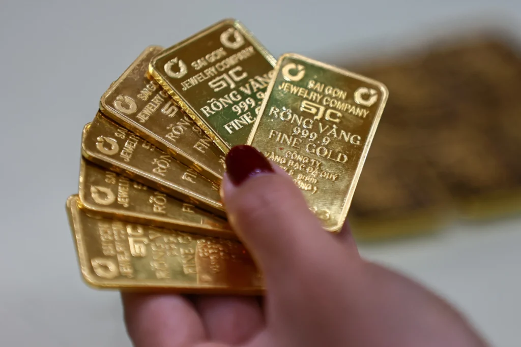 Vàng SJC và vàng 24K khác nhau thế nào? Bài viết này phân tích rõ định nghĩa, đặc điểm, mục đích sử dụng và lời khuyên khi mua, giúp bạn đưa ra quyết định đầu tư vàng thông minh nhất.