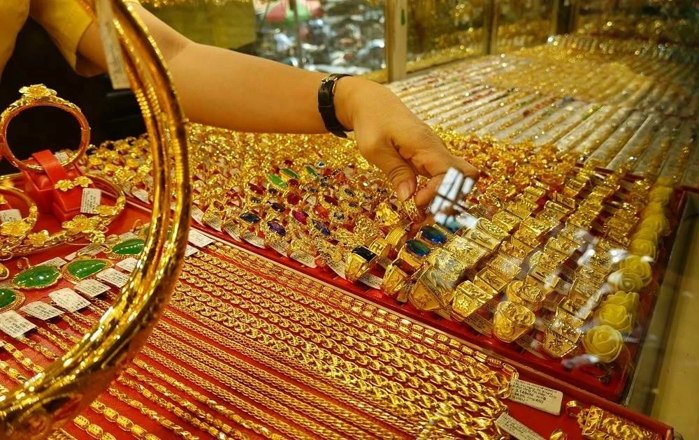 Vàng nhẫn là gì? Tìm hiểu định nghĩa, đặc điểm, phân loại các loại vàng nhẫn phổ biến (trơn, ép vỉ, tròn trơn), ưu nhược điểm và những lưu ý quan trọng khi đầu tư vàng nhẫn tại The Goldpriceth.