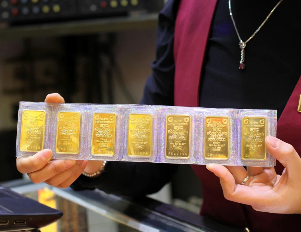 Kinh tế suy thoái khiến bạn băn khoăn có nên mua vàng không?