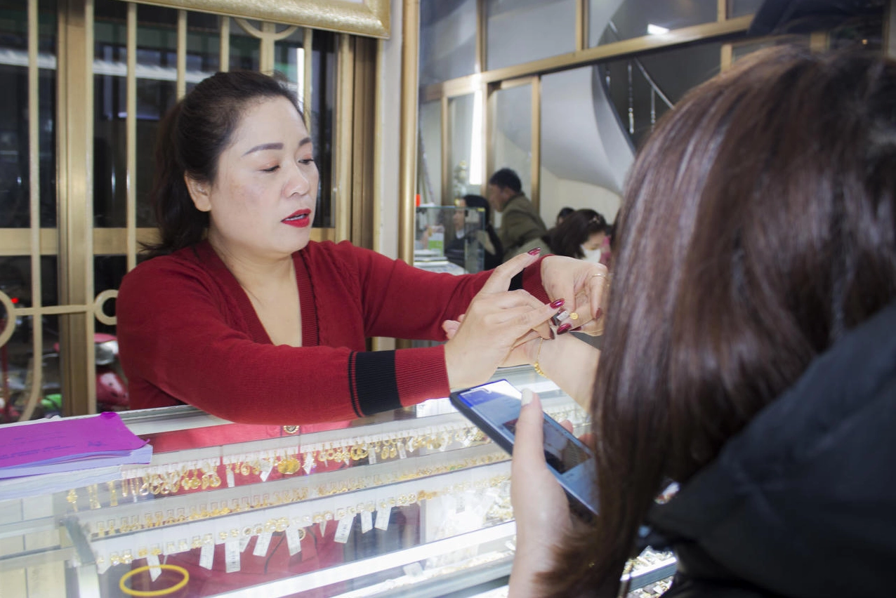 Giá vàng tăng, khách mua vàng ngày vía Thần Tài ở Nghệ An giảm