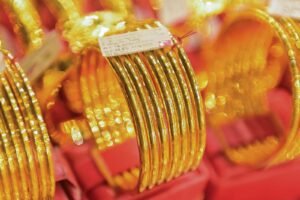 Khám phá giá trị thực sự của vàng, từ vai trò lịch sử, tài sản trú ẩn đến ứng dụng đa dạng và yếu tố ảnh hưởng giá. Tìm hiểu tại sao vàng luôn là kim loại quý.