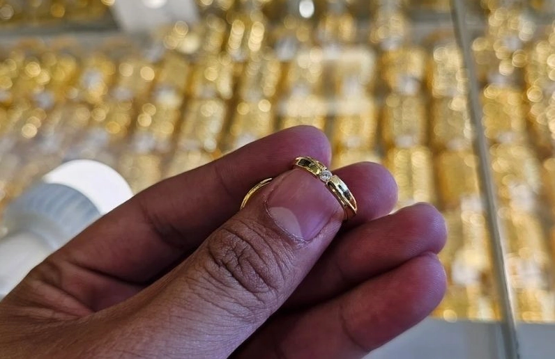 Khách hàng đang giao dịch vàng tại tiệm vàng Kim Anh Tuấn Long Khánh