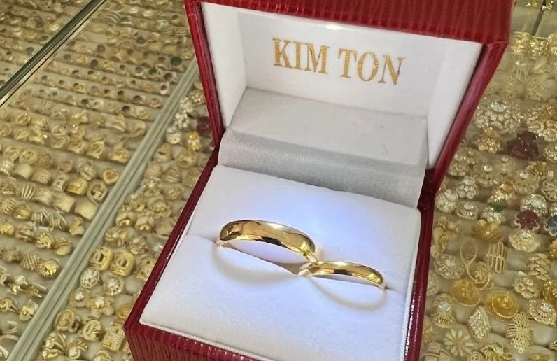 Khách hàng giao dịch vàng bạc tại Kim Ton Long Thành, cập nhật giá vàng mới nhất