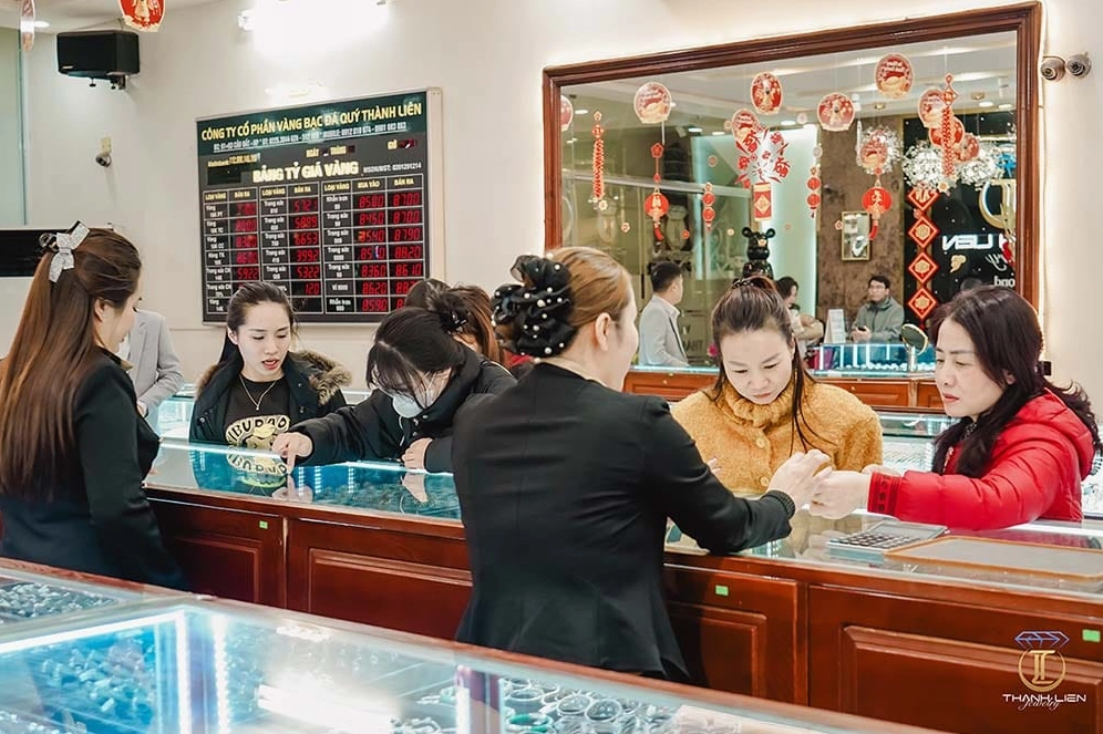 Khách hàng giao dịch vàng