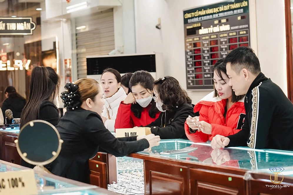 Khách hàng tại Hiệu Vàng Nam Phát