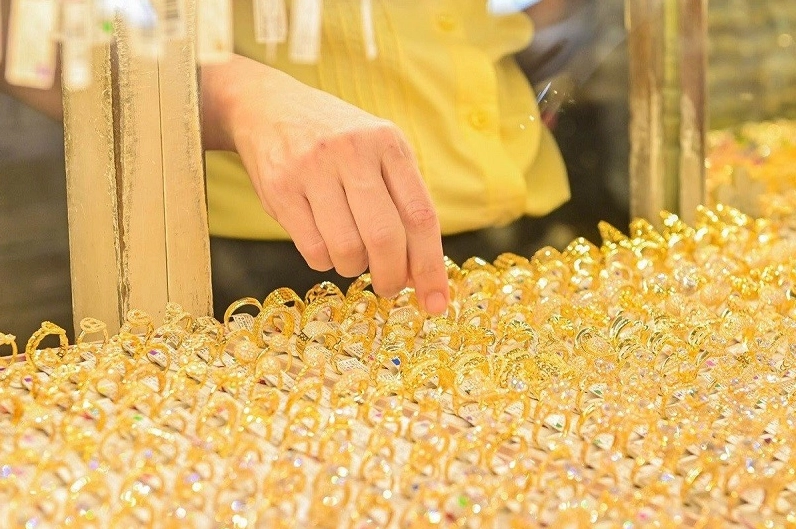 Lưu ý nên cập nhật thông tin, chọn cửa hàng uy tín và theo dõi thị trường vàng thường xuyên