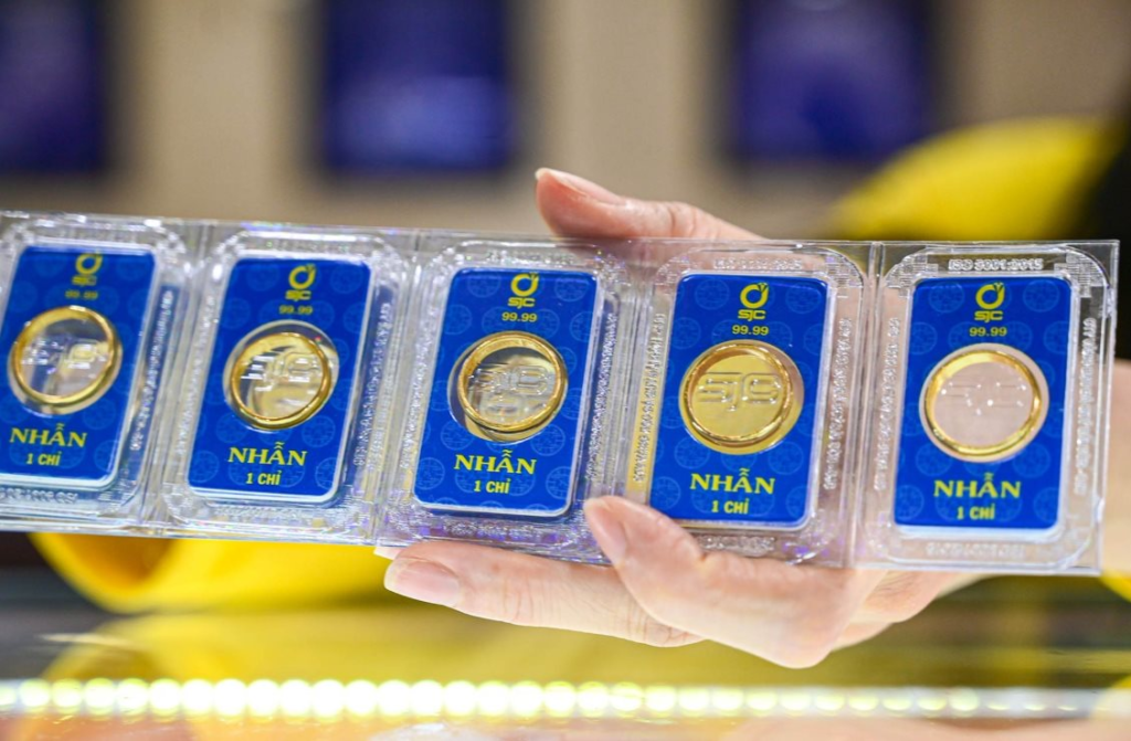 Vàng đầu tư là gì? Tìm hiểu định nghĩa, đặc điểm, các loại vàng đầu tư phổ biến như vàng miếng, vàng nhẫn. Khám phá lợi ích, rủi ro và kinh nghiệm mua bán vàng đầu tư hiệu quả tại The Goldpriceth.