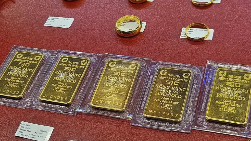 Tìm hiểu sâu về đầu tư vàng dài hạn: những lợi ích vượt trội, rủi ro tiềm ẩn và các yếu tố then chốt để đưa ra quyết định thông minh. Đọc ngay để bảo toàn giá trị tài sản!