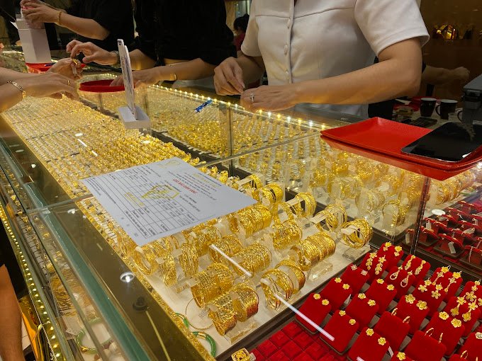 Bạn phân vân nên mua vàng ở tiệm vàng hay ngân hàng?