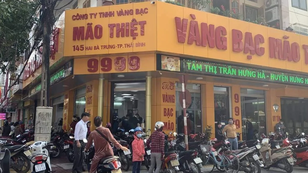 Tiệm vàng Mão Thiệt Thái Bình đông khách giao dịch vàng 9999 và nhẫn tròn trơn