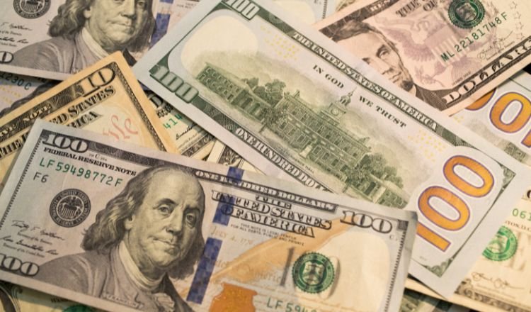 Mối quan hệ phức tạp và thường xuyên nghịch đảo giữa giá vàng và đồng USD